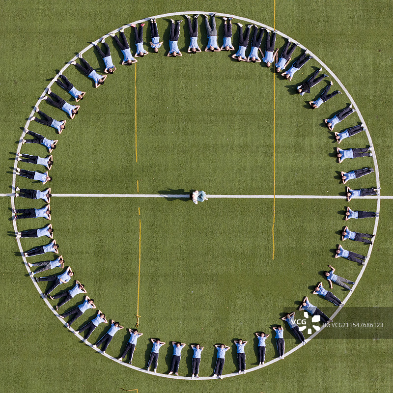 江苏淮安：操场上围成圈的中学生图片素材