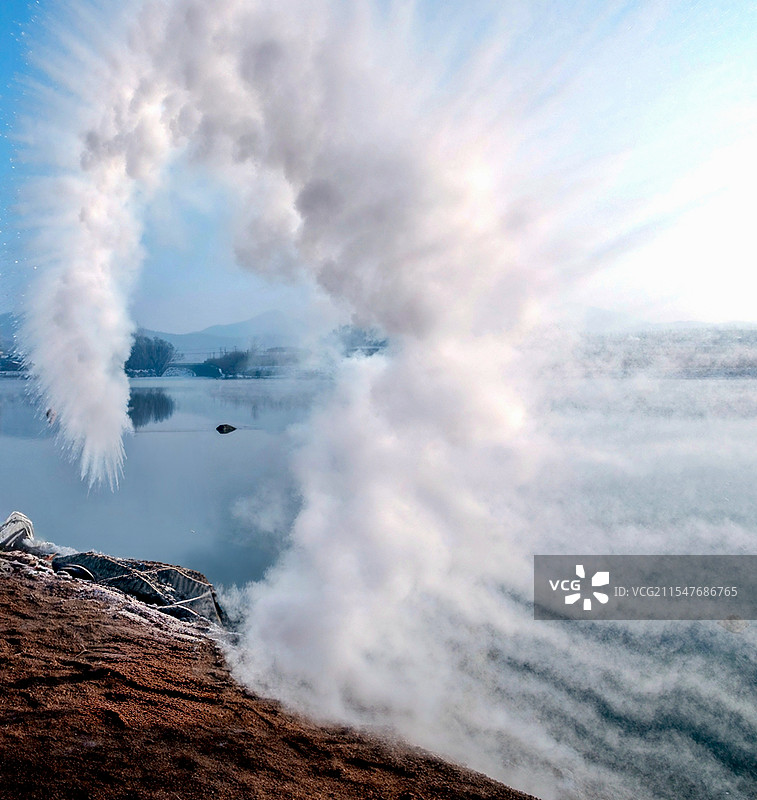泼水成冰雾图片素材