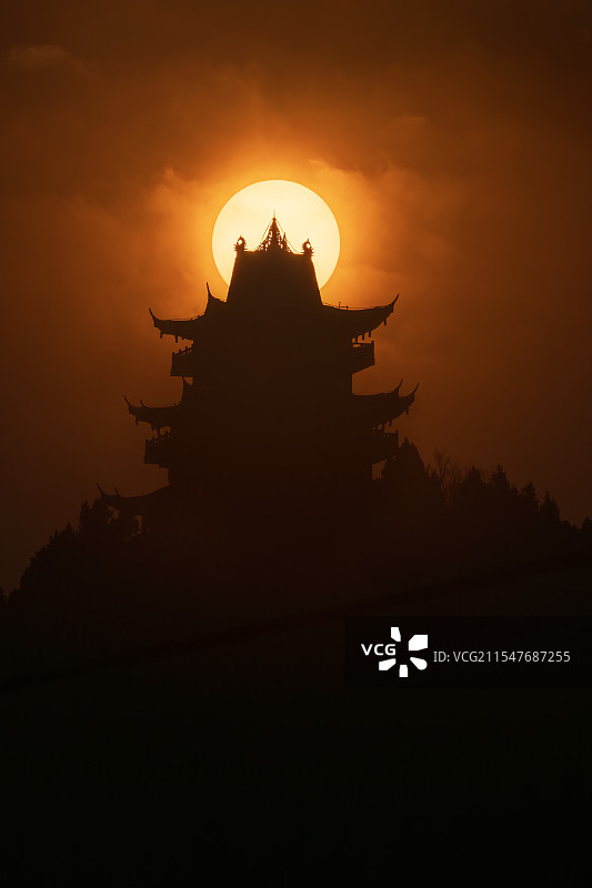 苍溪老鸱山弘养楼悬日图片素材