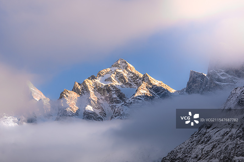 四川阿坝州理县纳山日照金山图片素材