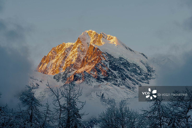 金银山日照金山图片素材