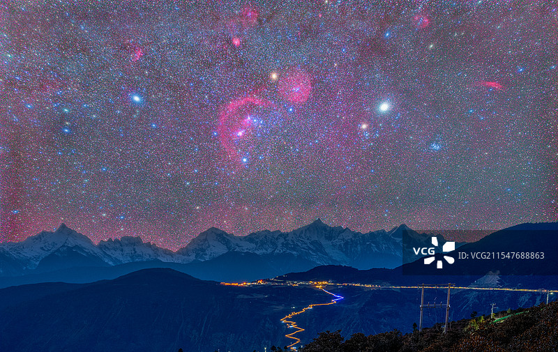 梅里雪山的星空图片素材