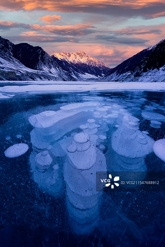 昭苏玉湖冰泡图片素材
