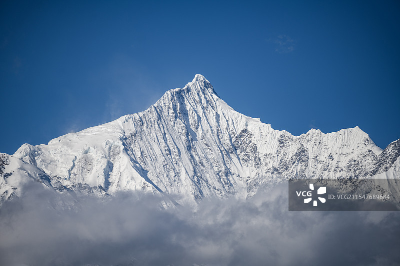 梅里雪山卡瓦格博峰图片素材