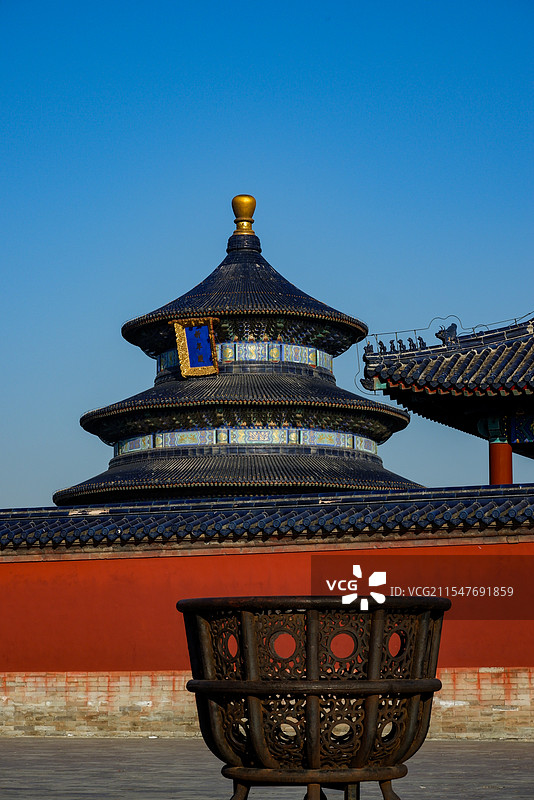 蓝天红墙古檐与祈年殿图片素材