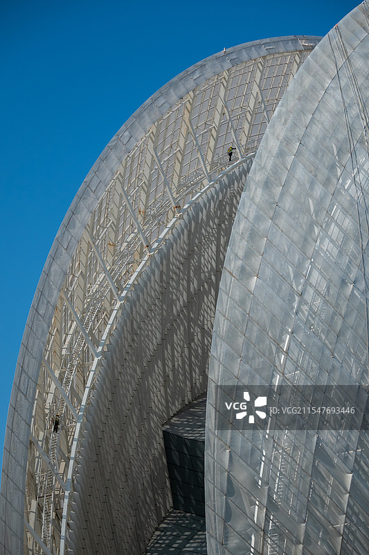 日月贝上的渺小工人图片素材