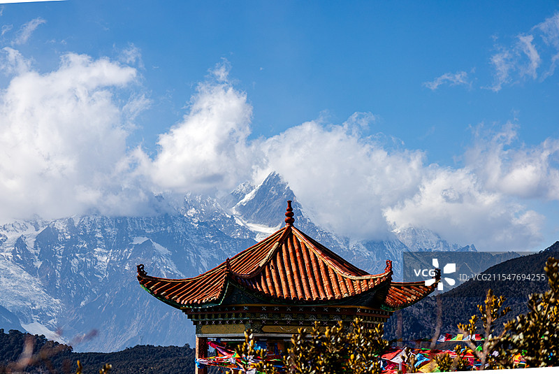 寺庙与雪山图片素材