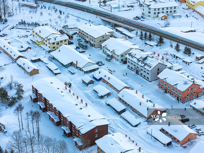 航拍冬天清晨大雪后的二浪河景区风景，白雪皑皑图片素材