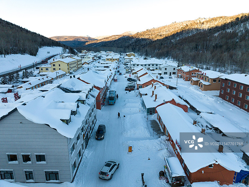 航拍冬天清晨大雪后的二浪河景区风景，白雪皑皑图片素材