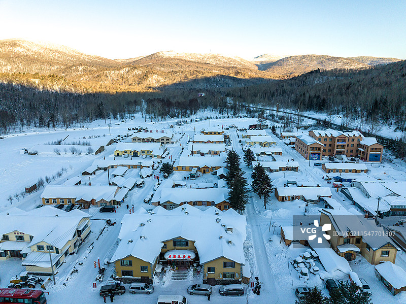 航拍冬天清晨大雪后的二浪河景区风景，白雪皑皑图片素材