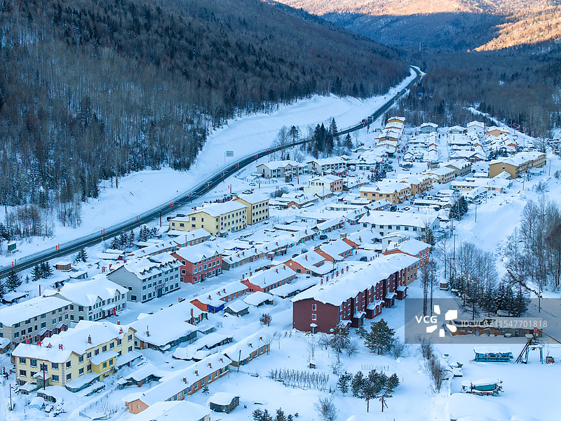 航拍冬天清晨大雪后的二浪河景区风景，白雪皑皑图片素材