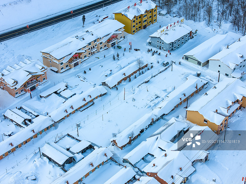 航拍冬天清晨大雪后的二浪河景区风景，白雪皑皑图片素材