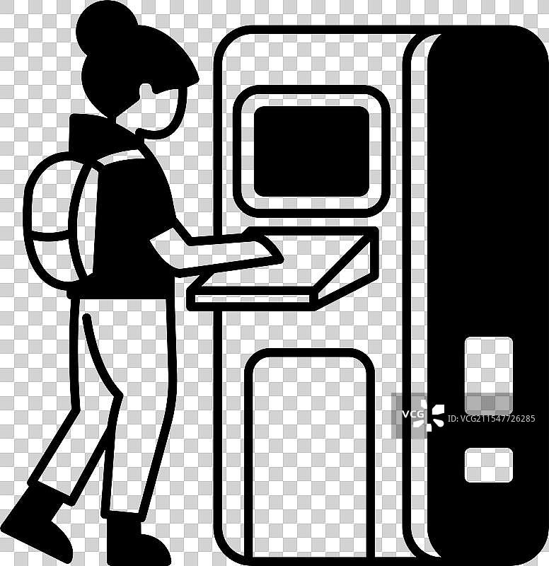 一位女性站在自动售货机前。图片素材