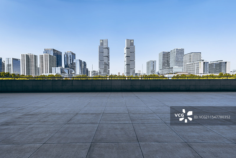 中国河南郑州火车东站平台地面和绿地双子塔高视角风光图片素材
