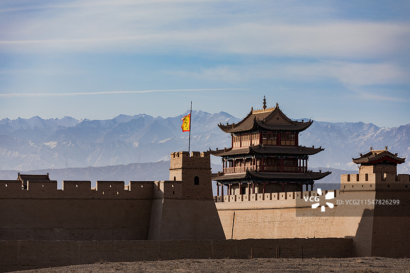 冬季嘉峪关和祁连山脉同框图片素材