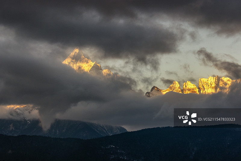 梅里雪山日照金山图片素材