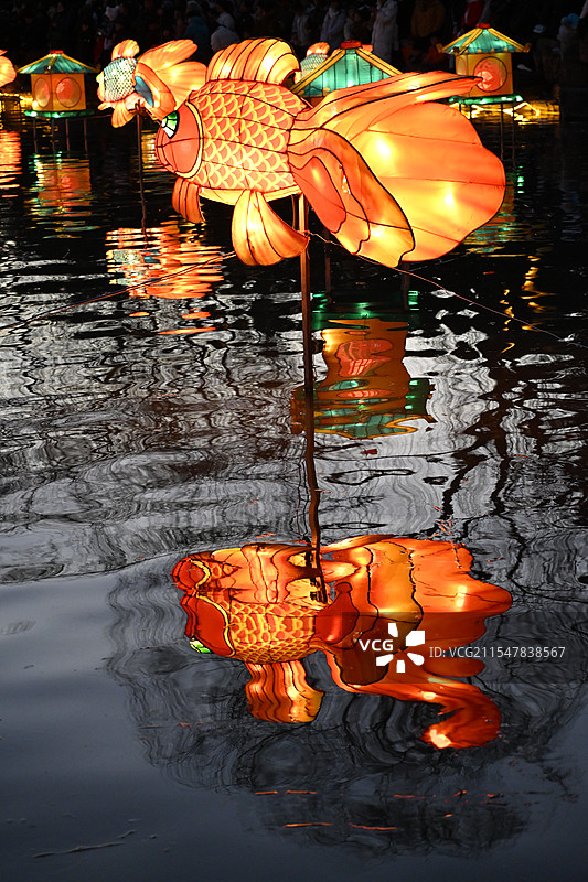 洛阳隋唐遗址植物园滴翠湖上的花灯图片素材