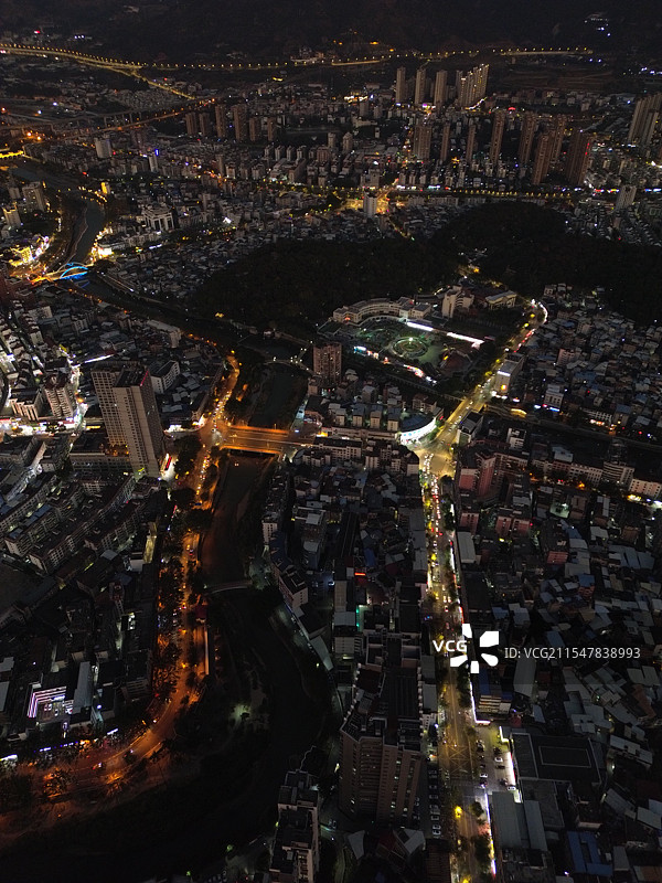 航拍华灯初上的龙岩新罗区夜景图片素材