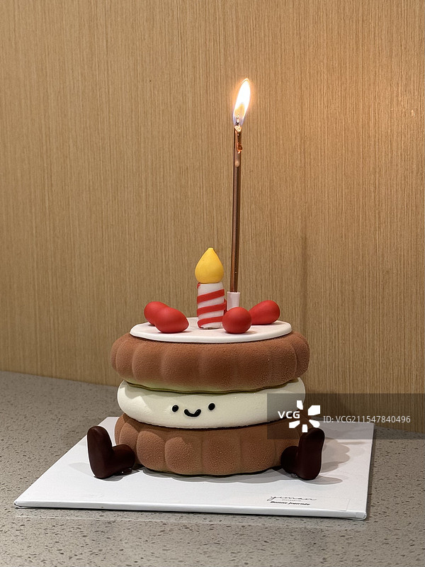 点着蜡烛的emoji生日慕斯蛋糕图片素材