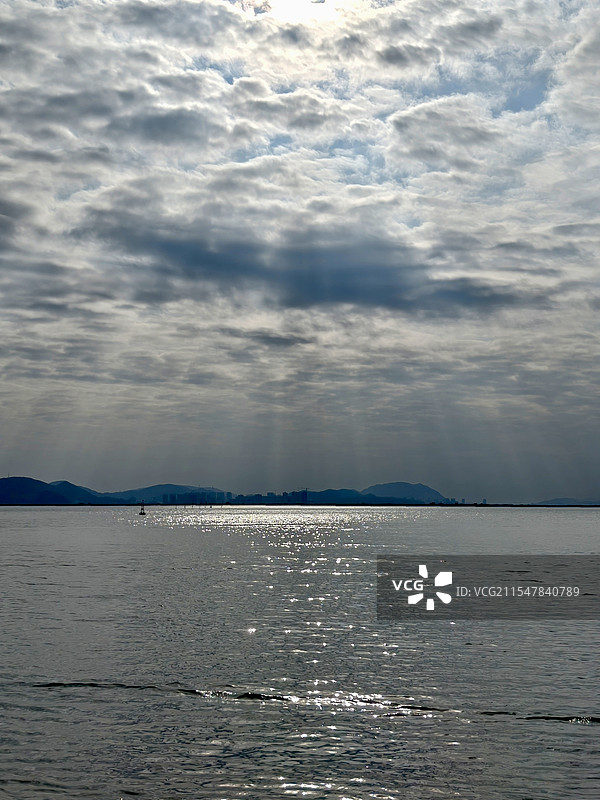 光洒在海面上波光粼粼-丁达尔效应图片素材
