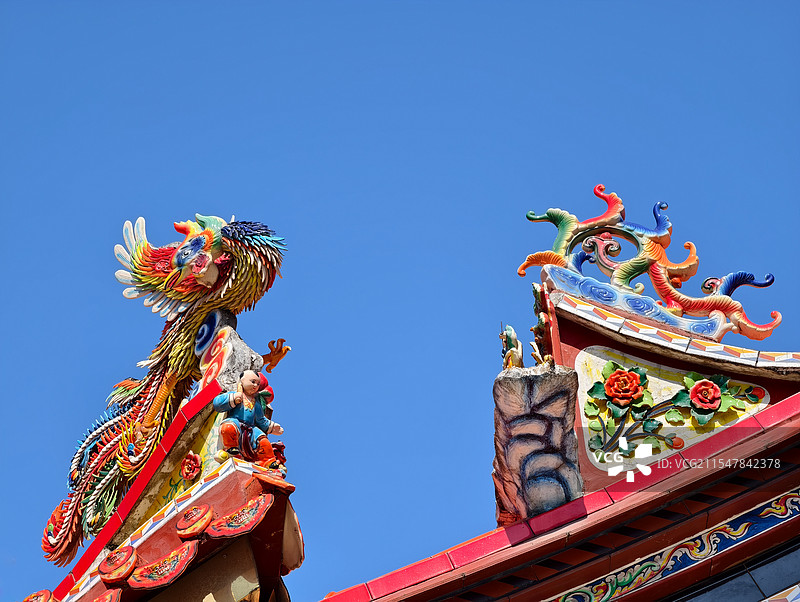 中国传统建筑屋顶上的凤凰雕塑图片素材