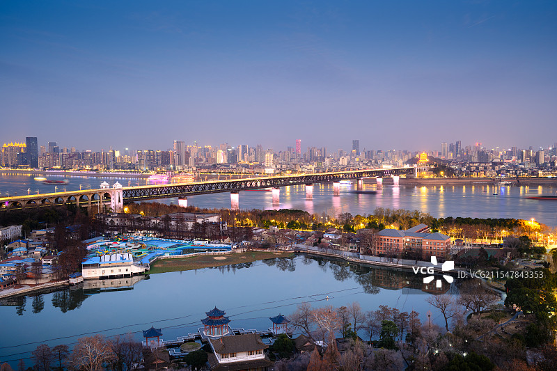 中国湖北省武汉城市天际线夜景图片素材