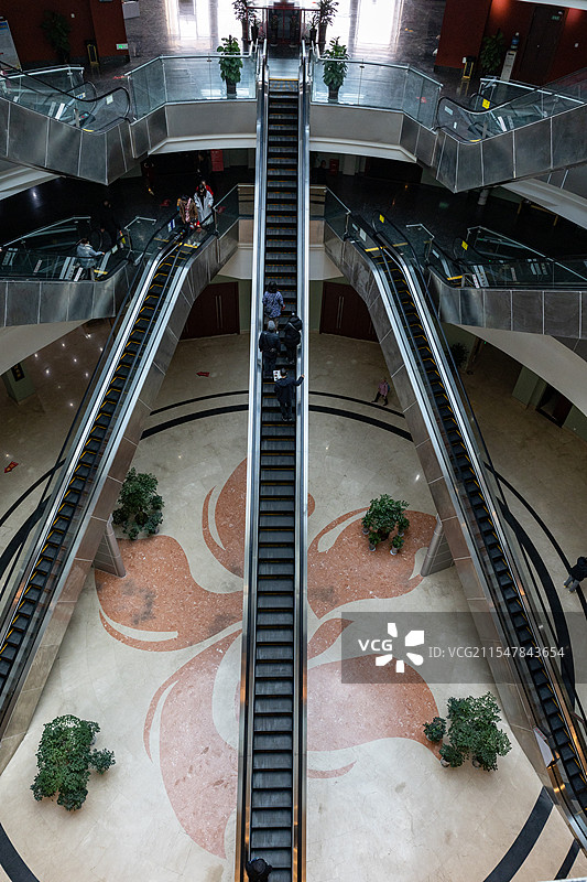 商场中庭自动扶梯及室内空间结构图片素材