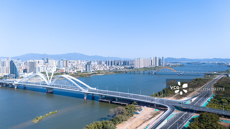 航拍白昼万里无云的惠州现代化城市景观图片素材
