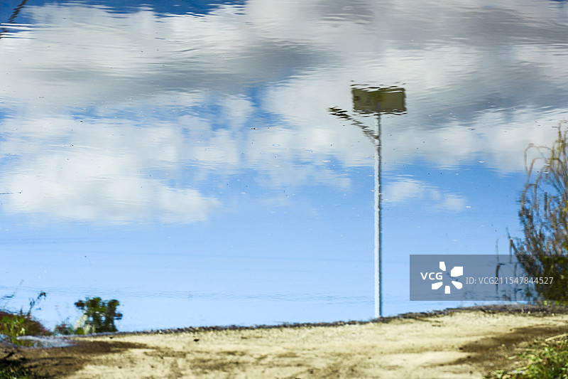 北京张家口倒映在湖水中的电线杆图片素材