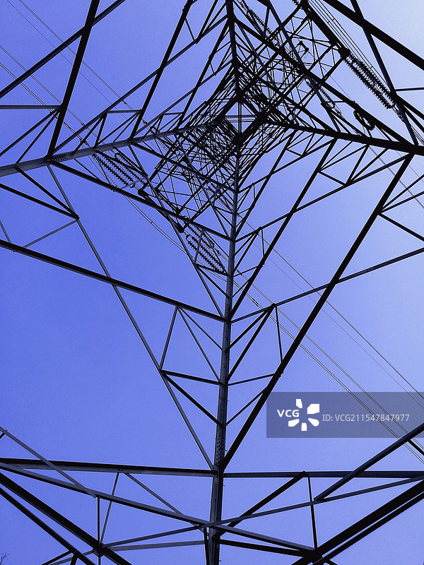 仰拍电力塔。低视角电力塔。现实中的几何图形图片素材