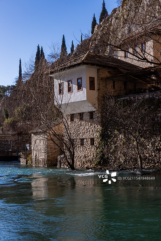 欧洲巴尔干半岛莫斯塔尔修道院建筑河流山谷风光全景图片素材