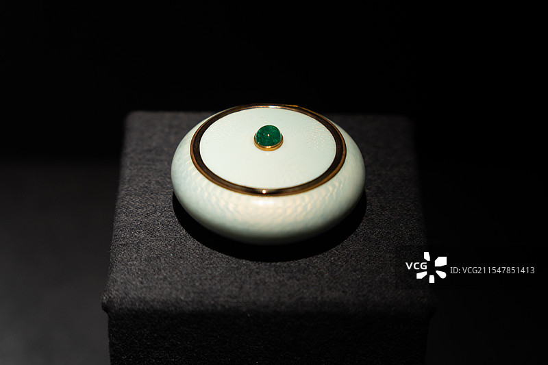 16-20世纪典藏珍宝艺术展：粉盒（约20世纪初），蒂兰德，银、珐琅、祖母绿，香港两依博物馆藏图片素材