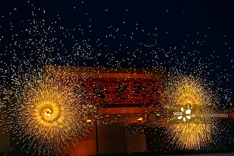 非遗传承~打铁花图片素材