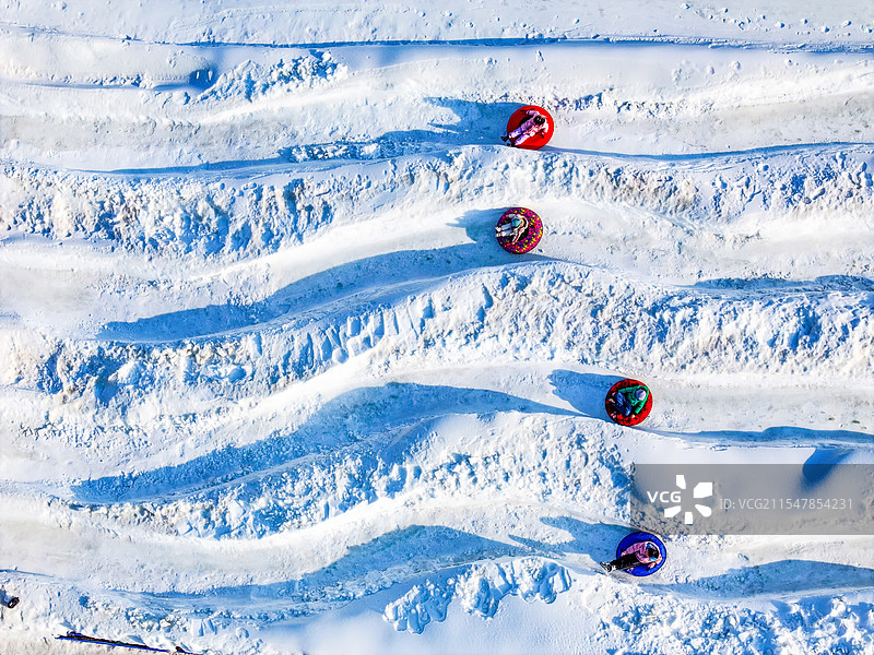 雪道上的灵动色彩图片素材