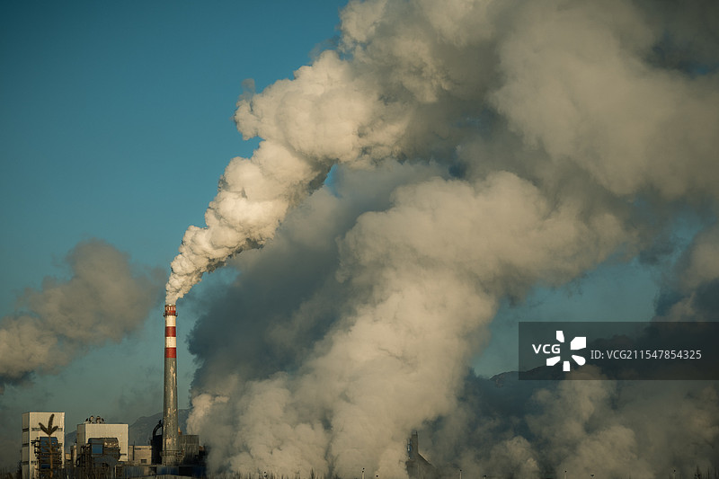 城市风光-远处发电厂的烟雾图片素材