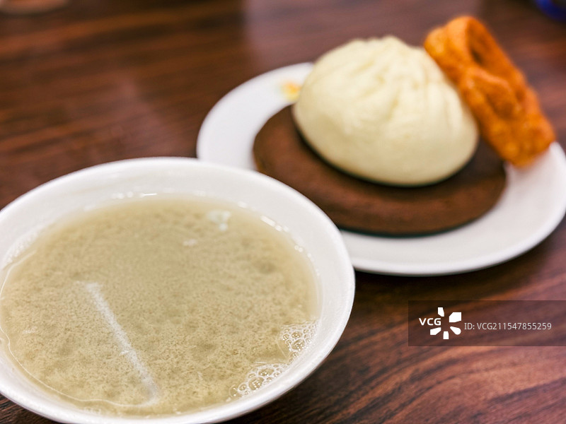北京传统特色小吃豆汁焦圈红糖饼图片素材