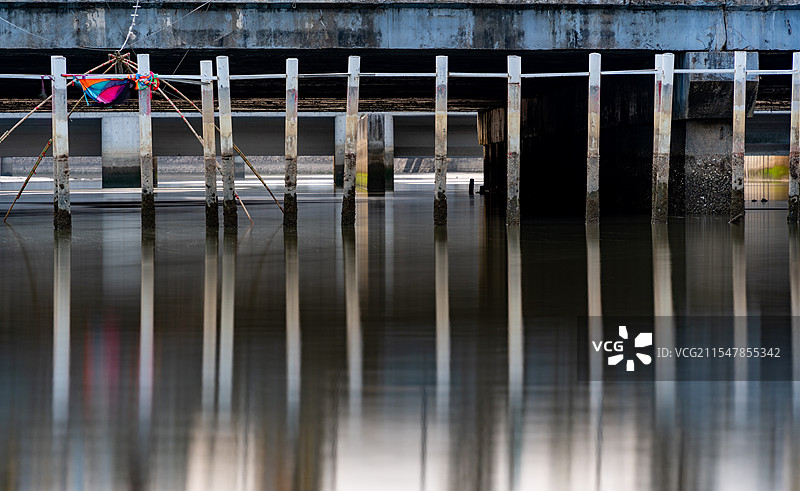 海边河流桥下栅栏建筑的倒影图片素材