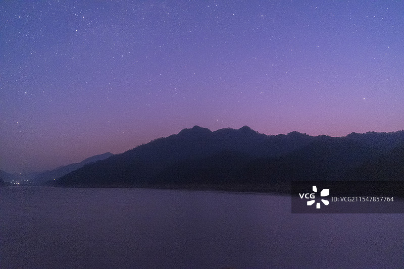 湖北黄冈张咀水库清晨霞光风光图片素材