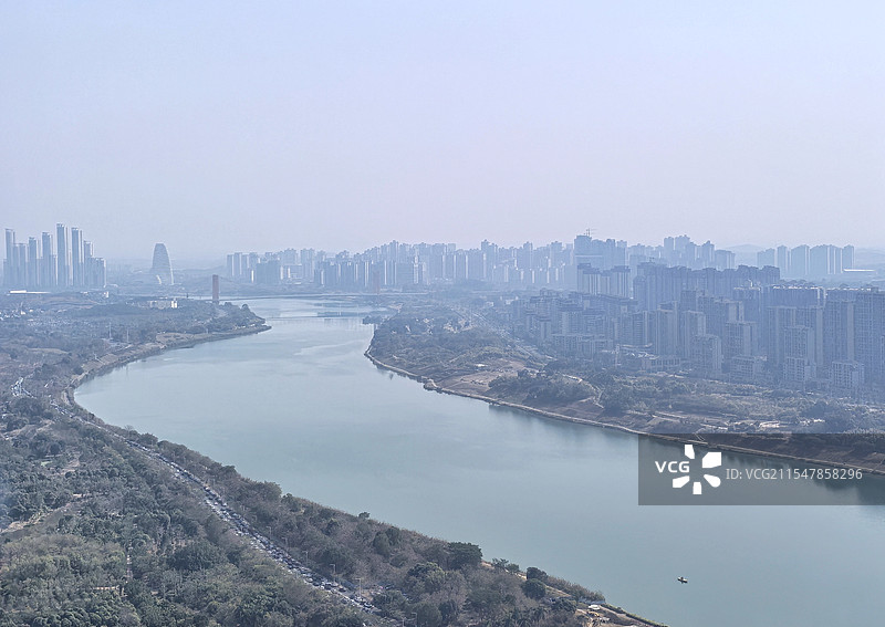 迷雾中的南宁邕江风光图片素材