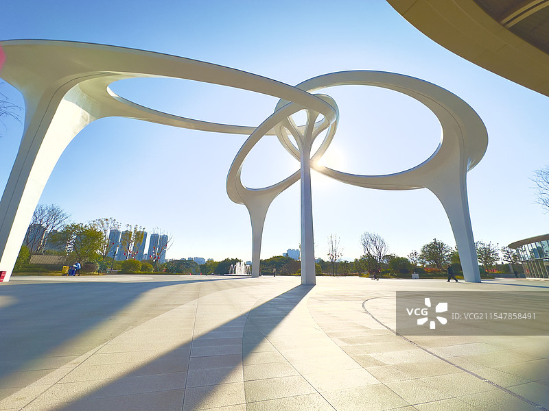 蓝天背景下的城市公园空镜素材图片素材