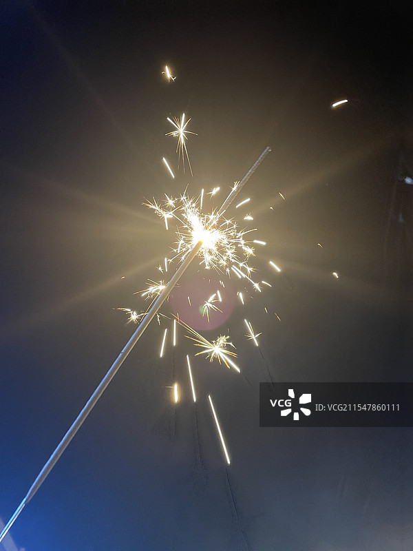乡下夜晚点燃仙女棒烟花图片素材