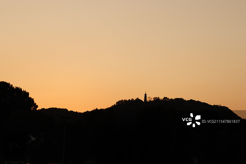 黄昏十分的灵岩山山脊线剪影图片素材