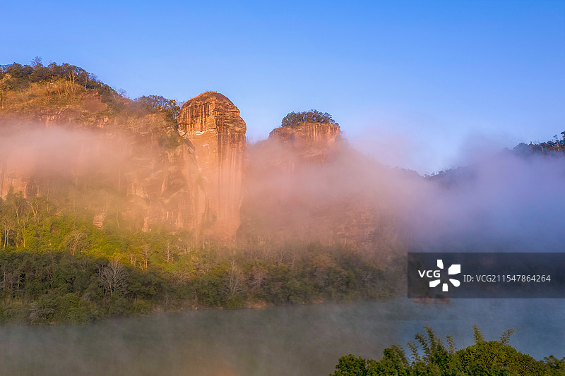 晨雾中的福建永安桃源洞国家4A风景区图片素材