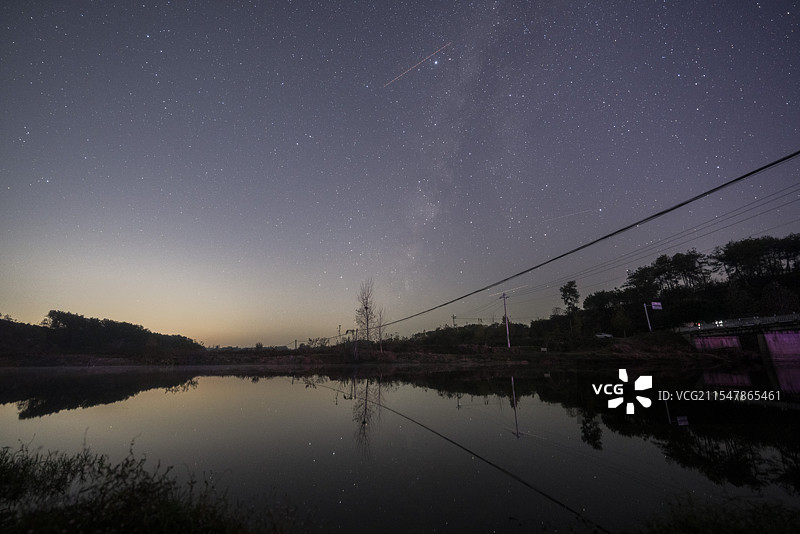 湖北黄冈夜晚乡村河边星空银河图片素材