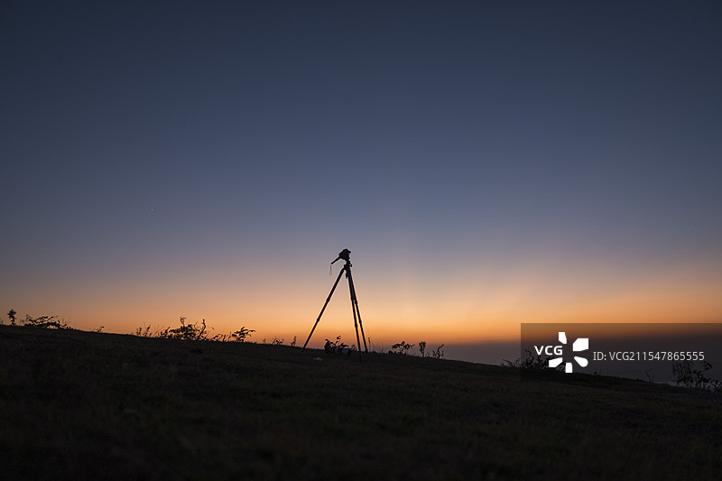 湖北户外夜晚赤道仪拍星空背景图片素材