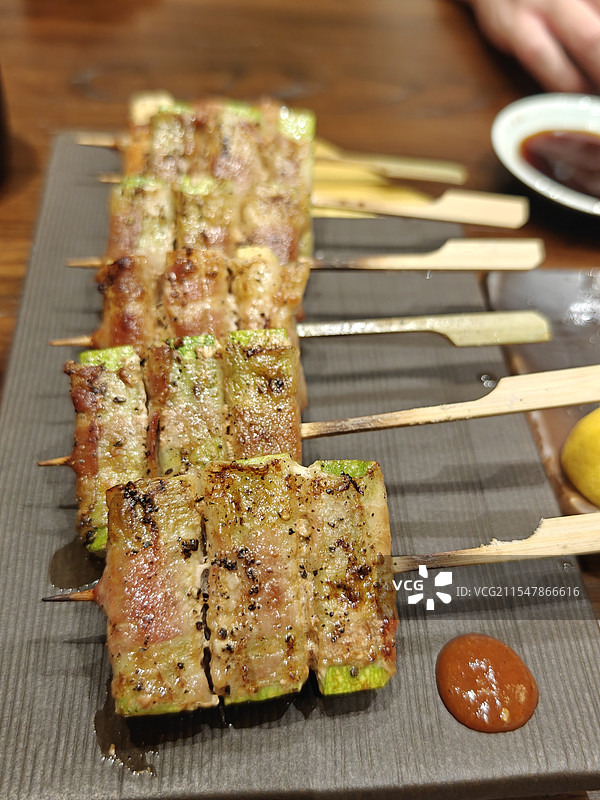 桌上盘子里的烤肉的特写镜头图片素材