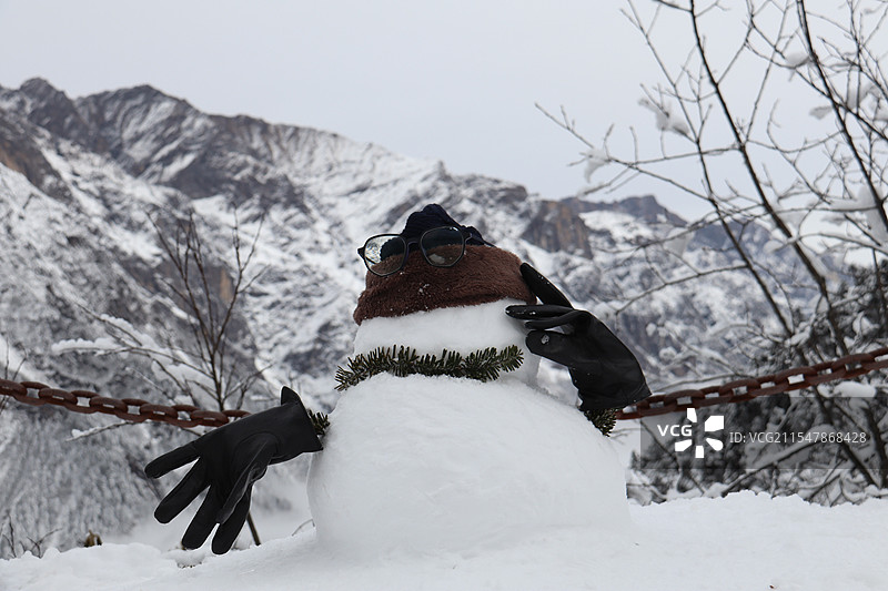 雪人与雪山图片素材