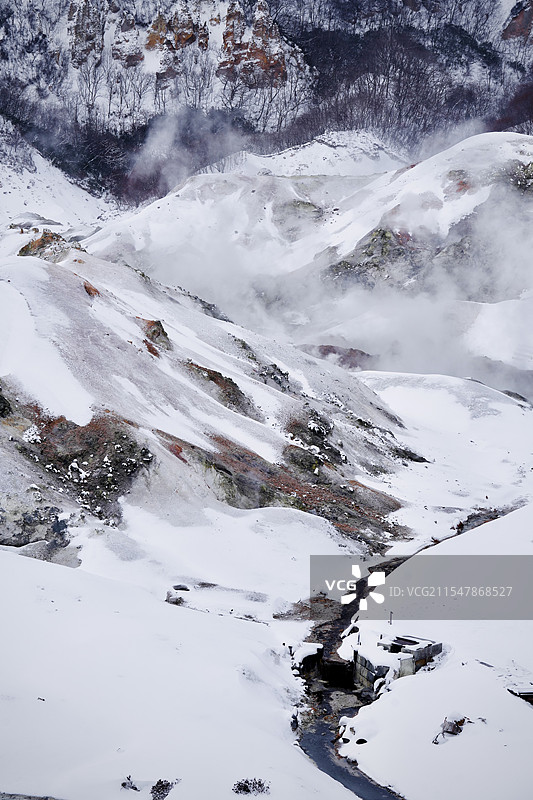 白雪覆盖下的登别地狱谷远景图片素材