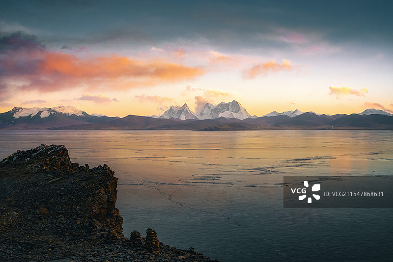 冬季的普莫雍错与库拉刚日图片素材