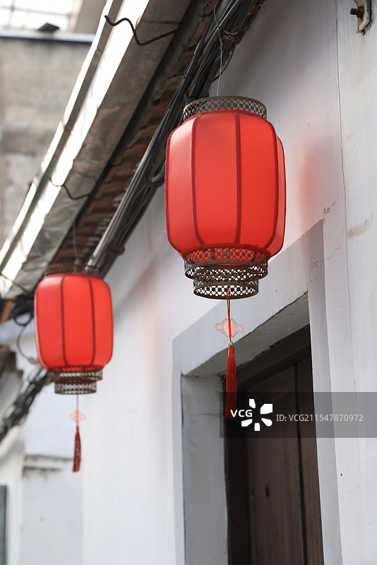挂在墙上的灯笼特写镜头图片素材